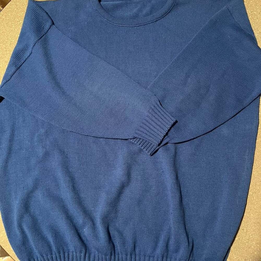 Brand unknown light blue sweater
Small hole in the shoulder
No tag
Size L-XL